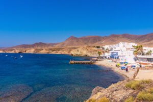 Descubre la belleza de La Isleta del Moro: Un paraíso escondido en Almería