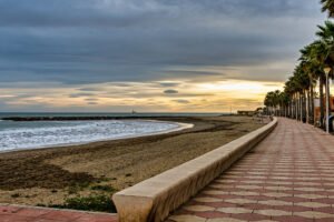 Descubre la belleza natural de la Playa de Costacabana: tu paraíso en Almería