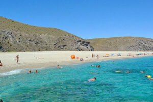 Descubre la belleza oculta de la Playa de Los Muertos en Almería