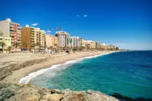 Descubre la belleza y encanto de la Playa de Zapillo en Almería