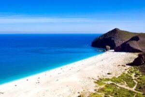 Descubre la belleza y tranquilidad de la Playa de Aguadulce