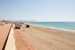Descubre la belleza y tranquilidad de la Playa de Retamar en Almería
