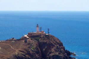 Descubre la majestuosidad del Faro de Cabo de Gata: Un icono costero en Almería